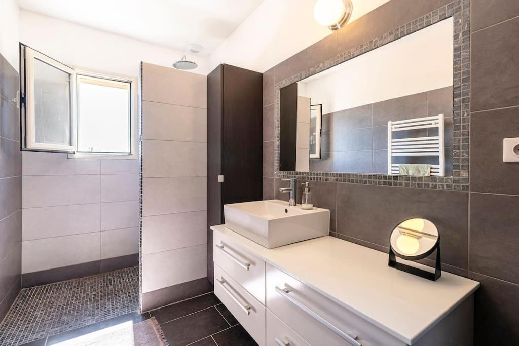Piscine 6 Personnes-3 Chambres-climatisee * Biguglia (Corsica)